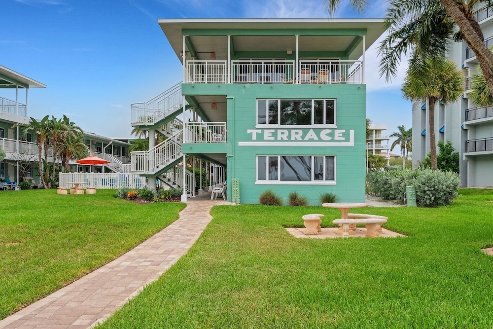 Tropic Terrace #54 - Beachfront Rental 1 Bedroom Condo by RedAwning view 3