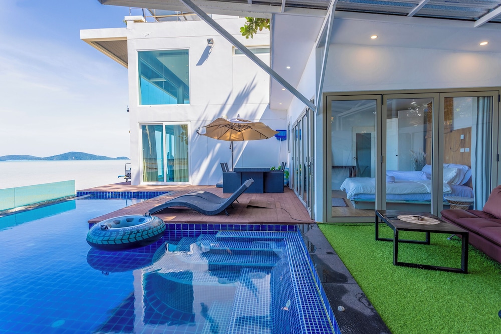 Built on the Beach 4BR 5star Resort V221