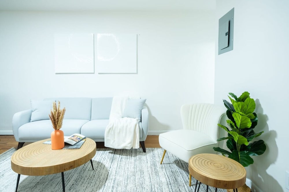 49-4a Prime Midtown Newly 2BR WD