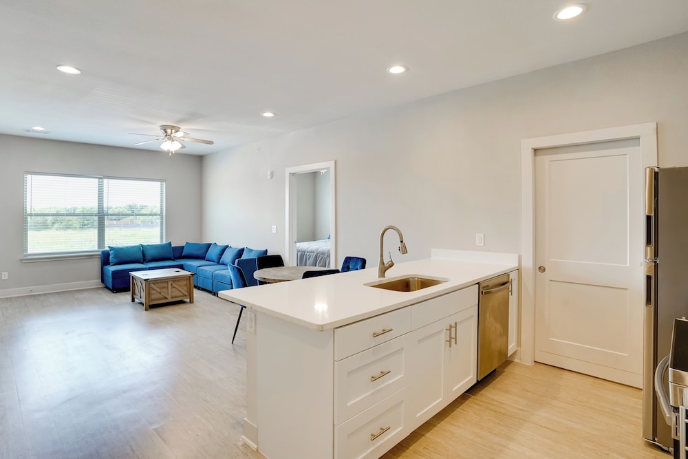 Commute to Fort Worth: Newly Built Apt w/ Pool