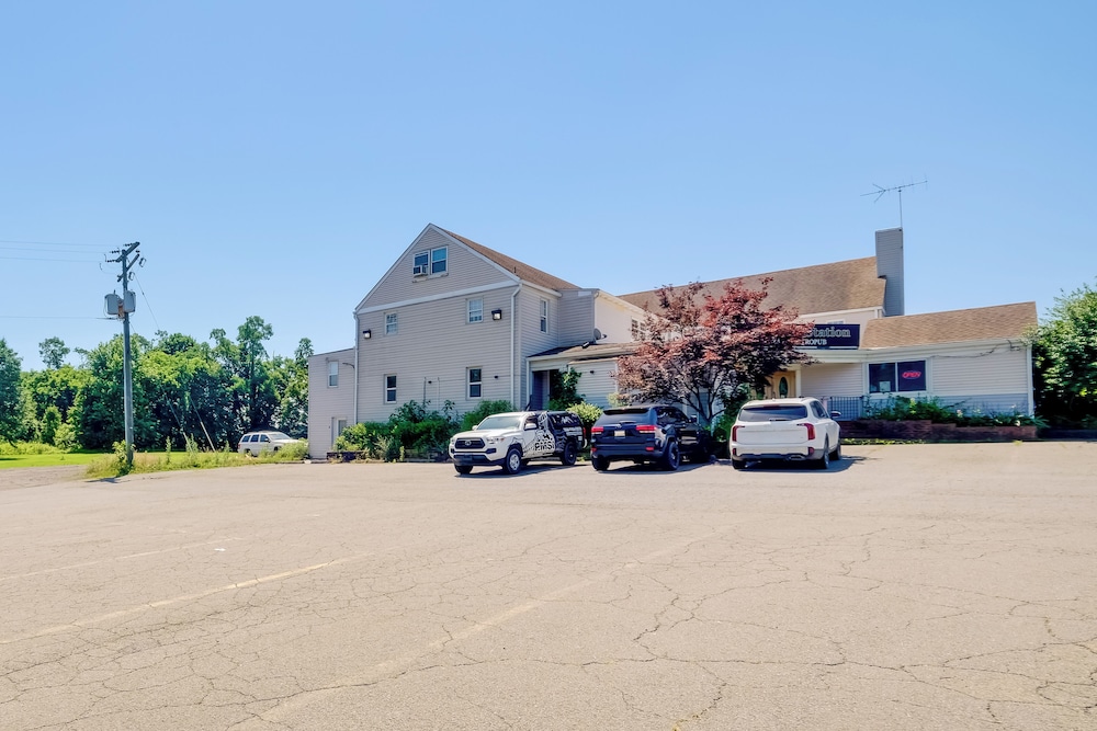 6 Mi to Historic Leesburg: Apt w/ On-site Dining