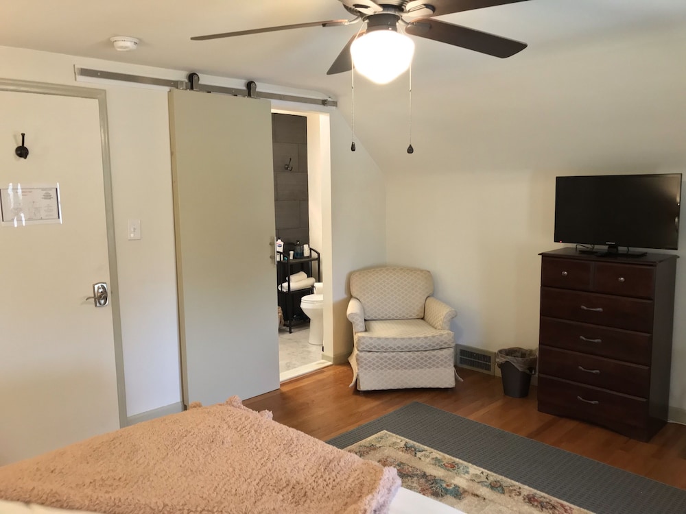 The Little Italy of Niagara Falls Bed & Breakfast