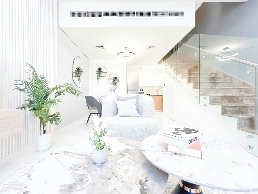 Luxury 1-br Villa in Rukan: Dubai Skyline Views!