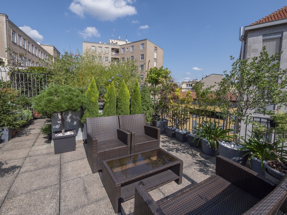 Corso Venezia - Elegant 1 BR apt With Shared Rooftop Terrace in the Heart of Milan