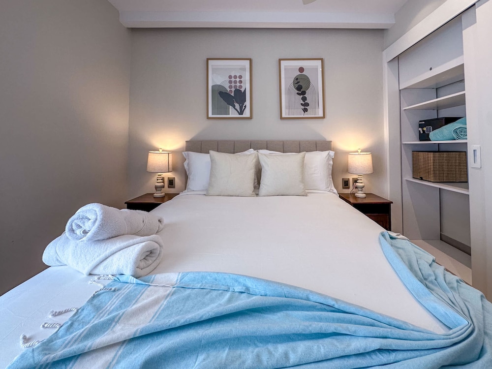 Beautiful Brand new Beach Condo w Picuzzi