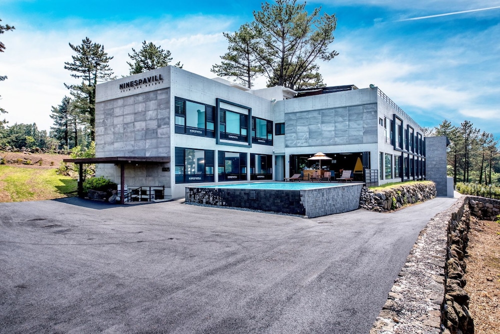 Hotel Ninespavill - Image 1