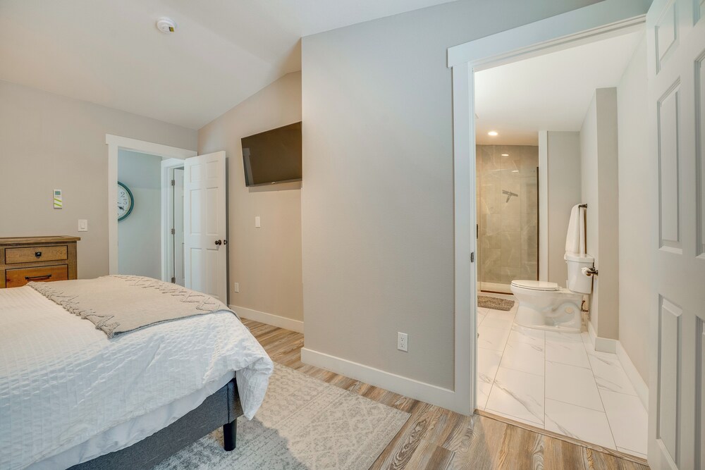 2 Blocks to Downton Chelan: Home w/ Hot Tub!