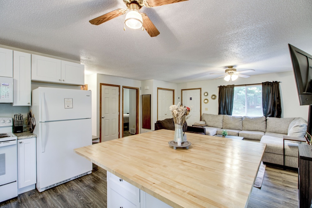 Near Lakes: Updated Family Home w/ Deck in Cushing