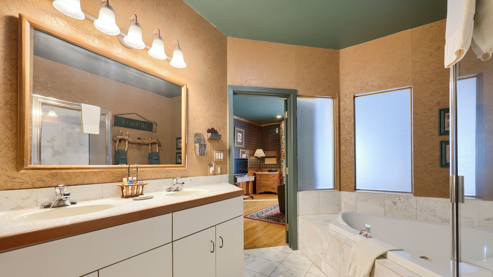Twin Pine Manor Bed & Breakfast