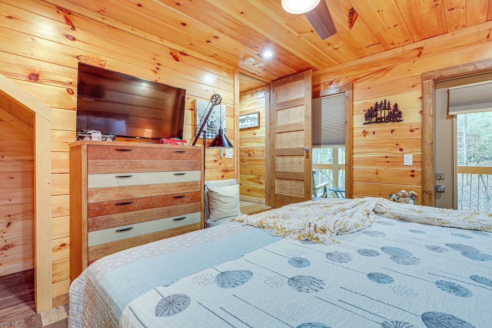 Close to Hiking & Attractions: Smoky Mtn Cabin