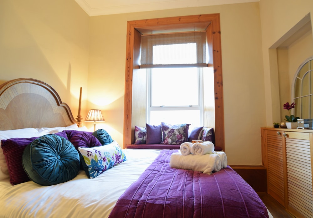 JOIVY Gorgeous Two Bedroom Apartment With Castle Views view 5