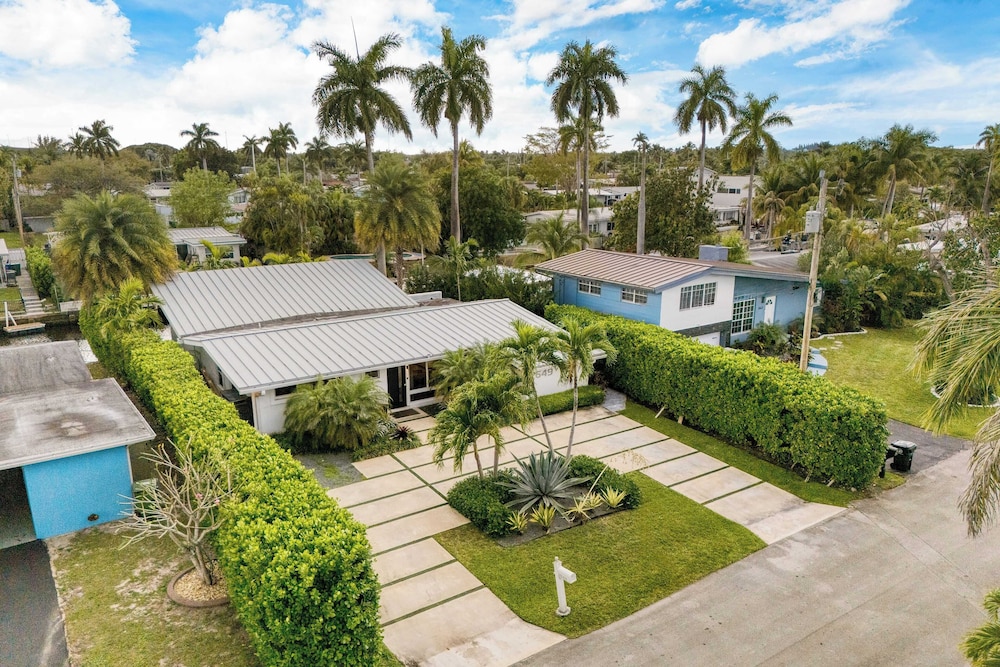 Luxury Waterfront Home w/ Pool, Hot Tub & Dock Near Las Olas Gulfstream