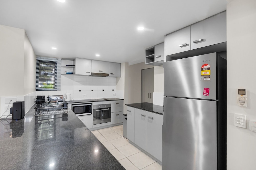 Bright 3-bedroom Beachside Stay With Pool & BBQ