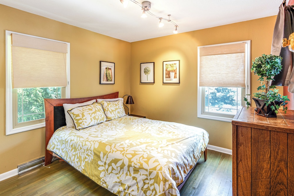 Mountain Views: Walkable Lava Hot Springs Home!