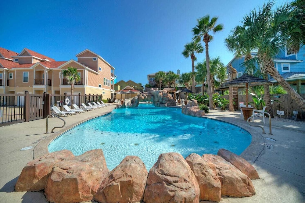 Sleeps 23, 2 Beachside Homes Resort Pool, Walk to the Beach, Balcony + Yard