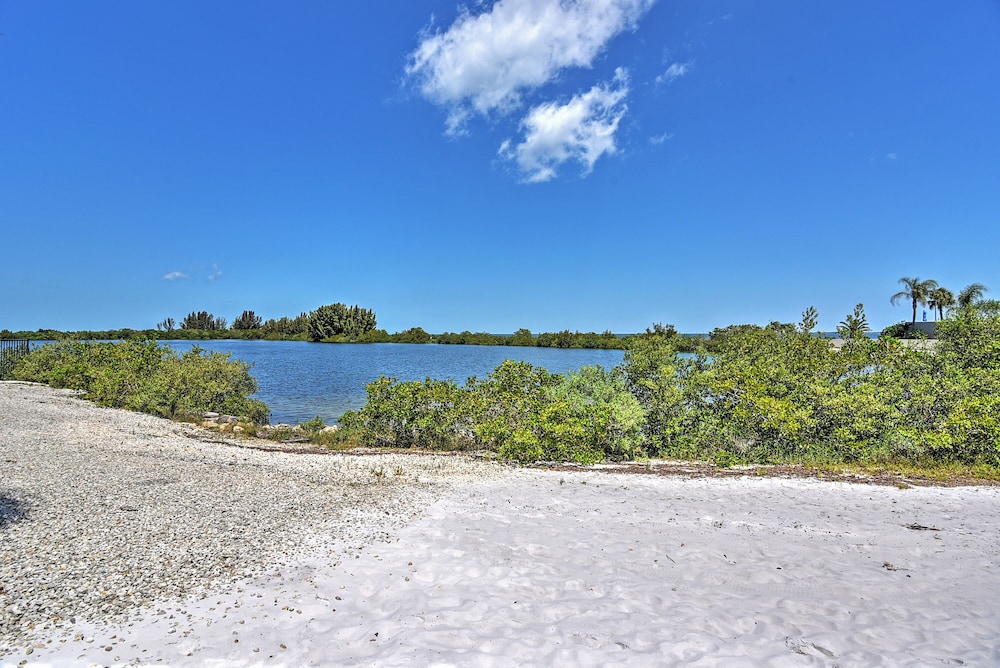 Private Beach Access: Hudson Resort Condo!