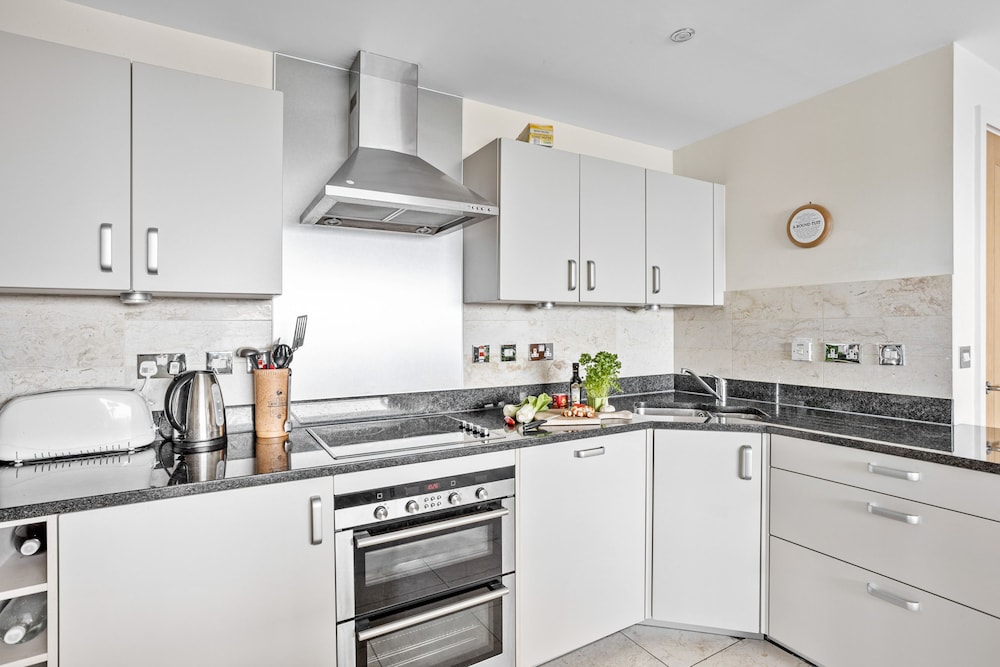 B6 Masts in Torquay With 3 Bedrooms and 2 Bathrooms