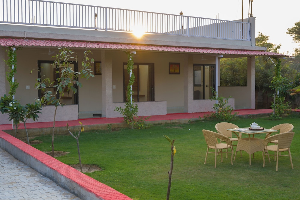 ELIVAAS 5 BHK With Pvt Pool - Zenora