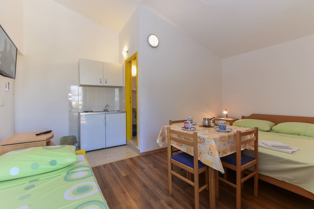 Apartments and Rooms Summercity Life view 4