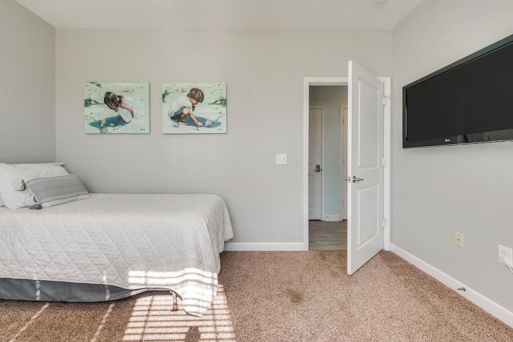Walk to Crow Creek Golf Club: Condo w/ Pool!