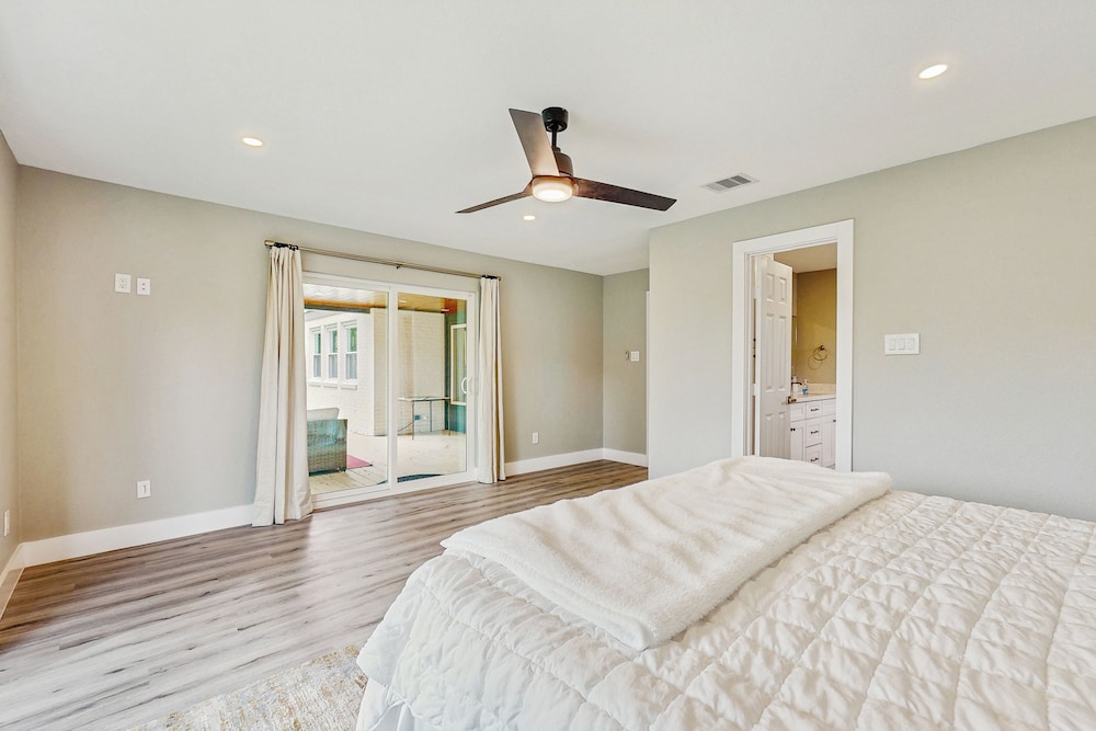 Relaxing Dog-friendly Home w/ Deck & Wifi