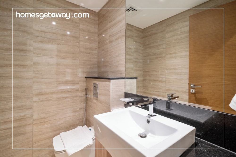 Modern 2BR – Canal-Side Elegance