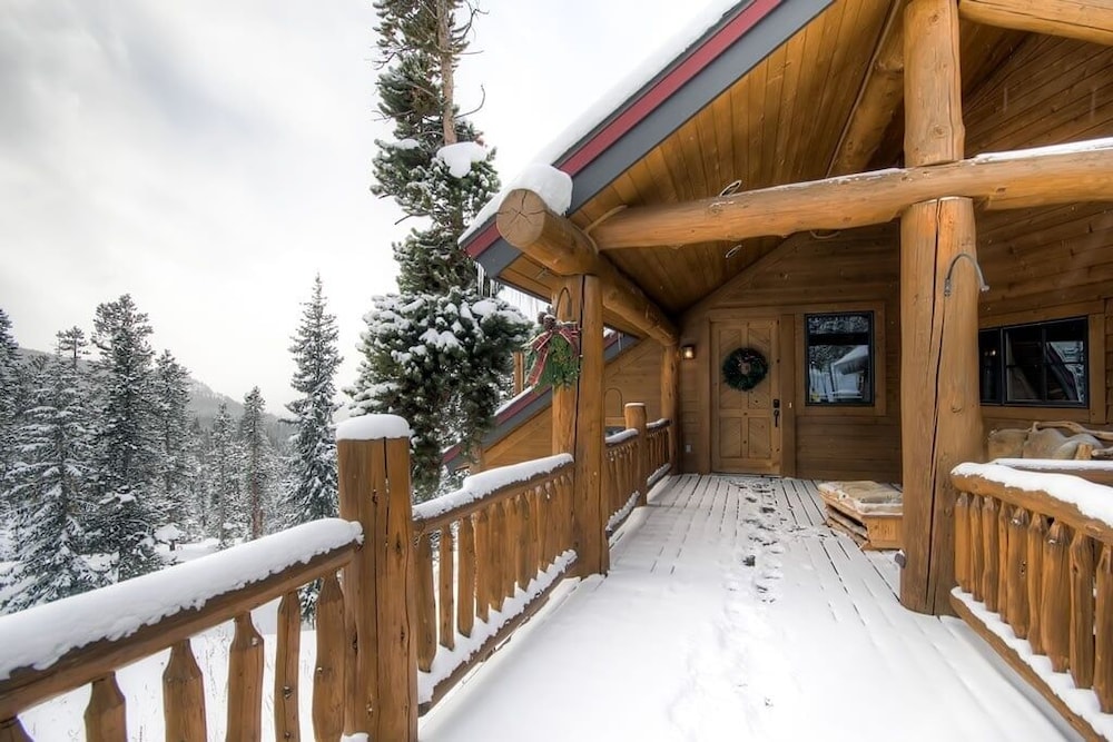 Dunkin Hill Lodge 5 Bedroom Home by RedAwning
