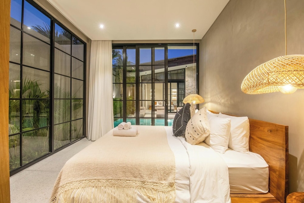 Stylish 5BR Boho Hideaway, 5 Minutes Bingin Beach