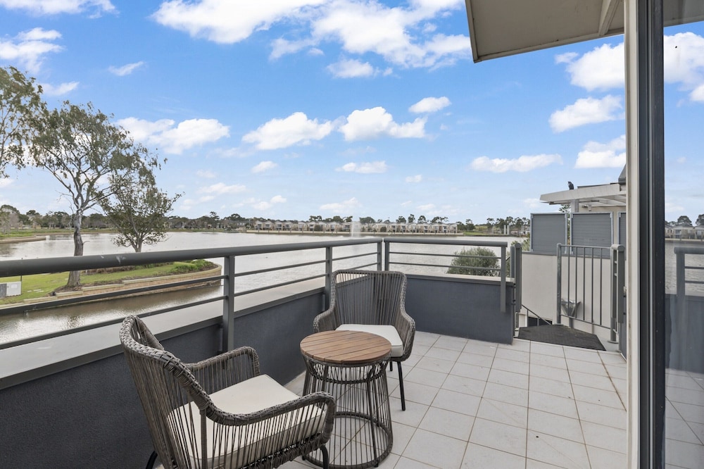 Lakeside 3-bed Family Home With Amazing Views