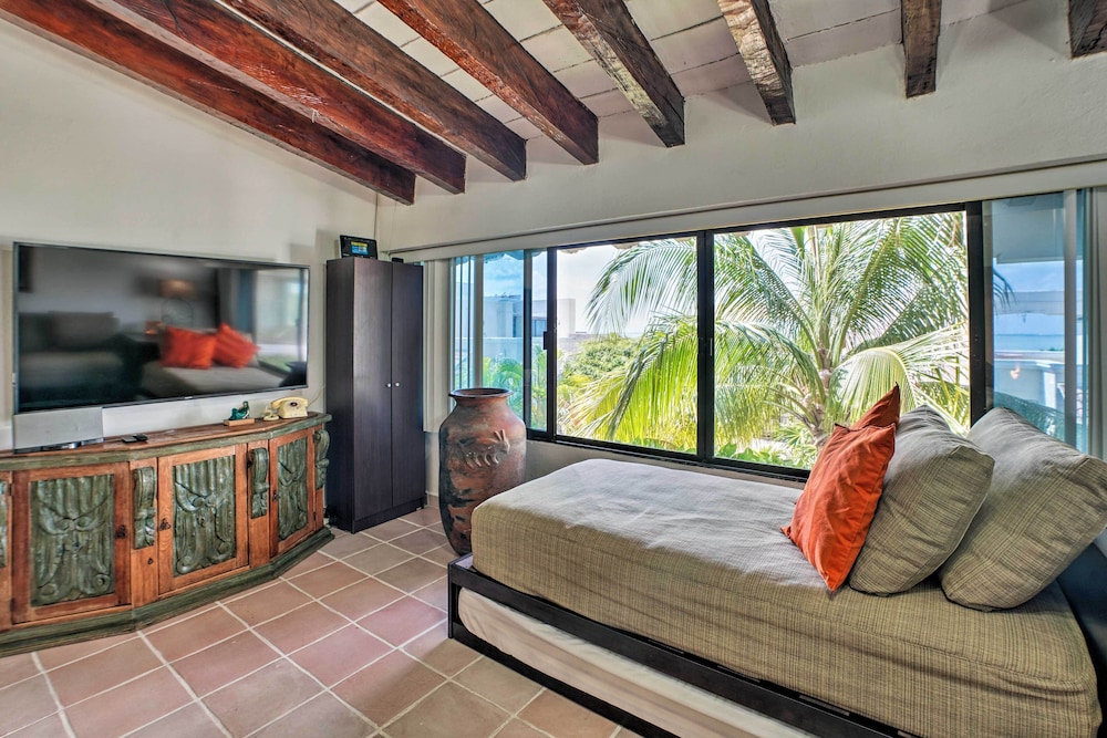 Updated Oceanside Townhome w/ Pool: Walk to Beach!