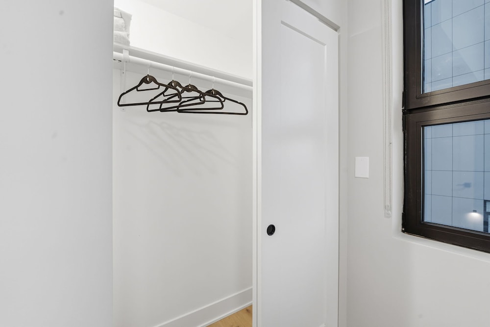 Chic 2BR Apartment in Edgewater Modern Comfort