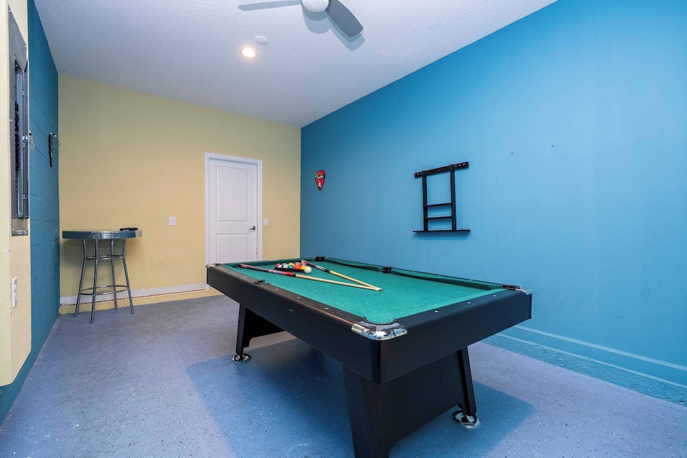 Stunning Game Room & Pool Jacuzzi Storey Lake 2799