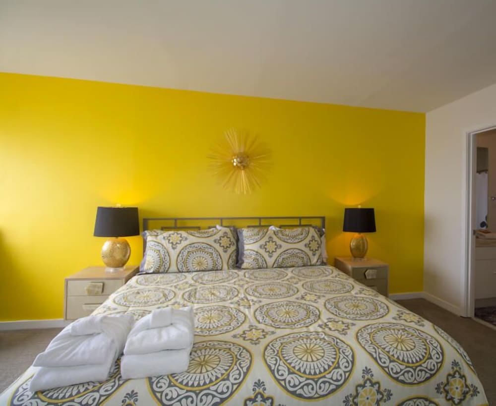 Bright Ocean View Condo Steps From Dining, Golf, Pool, & Beach