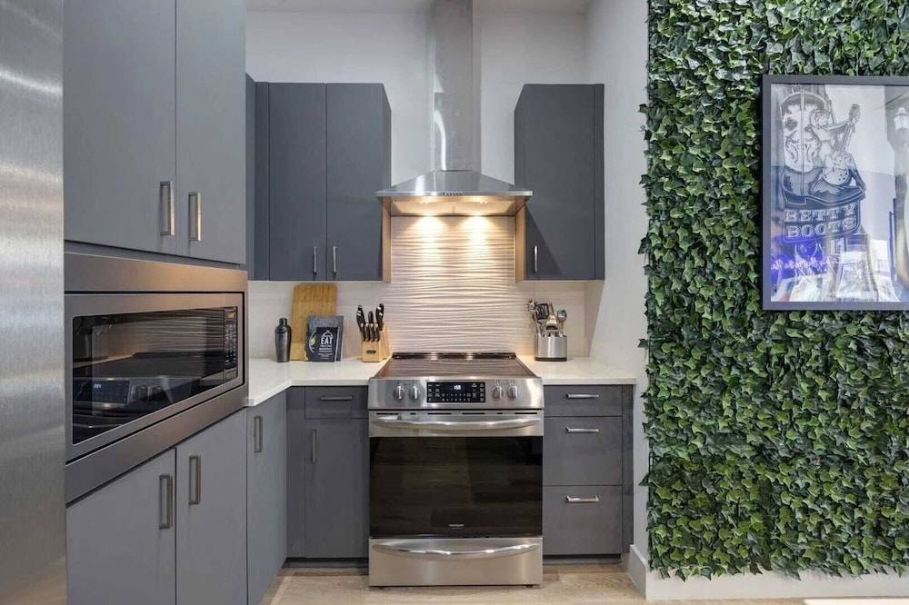 2 Modern Apartments in Heart of Midtown, Walkable Location Patio, Pool & Gym