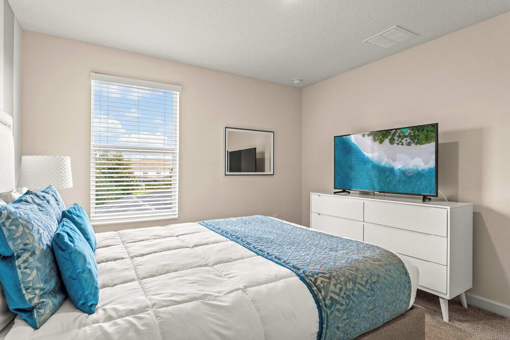 Resort Vibes At Championsgate - Home for 14 With Private Lanai