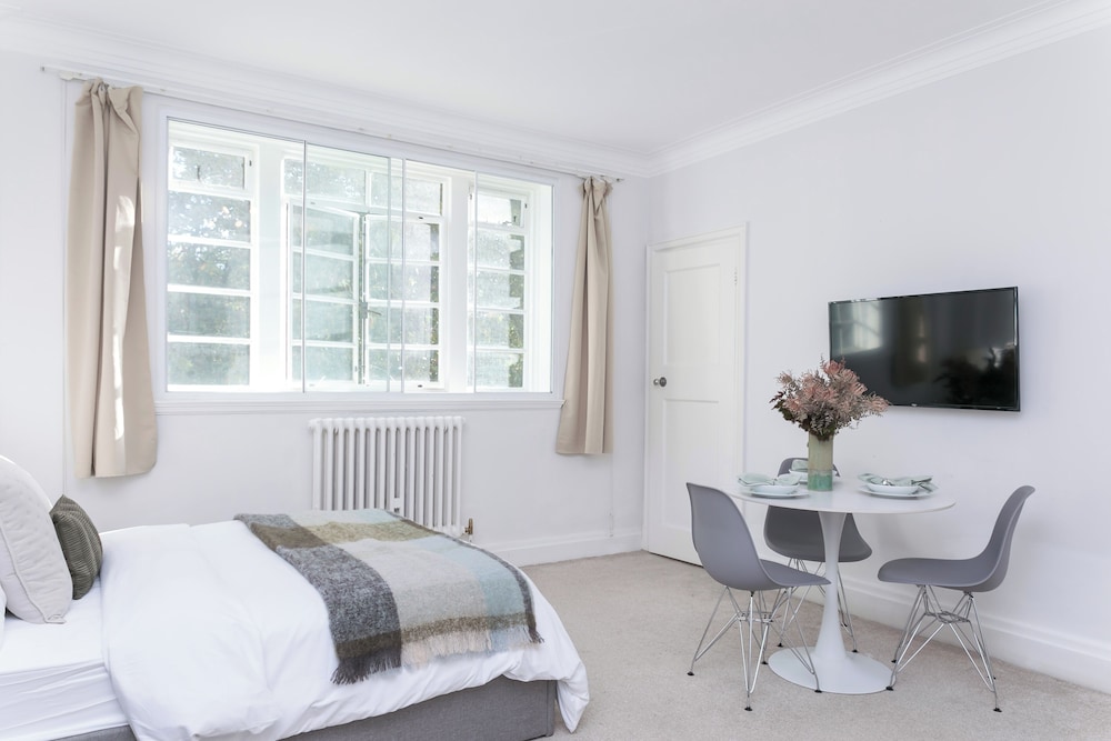 Beautifully Presented Centrally Located Studio apt