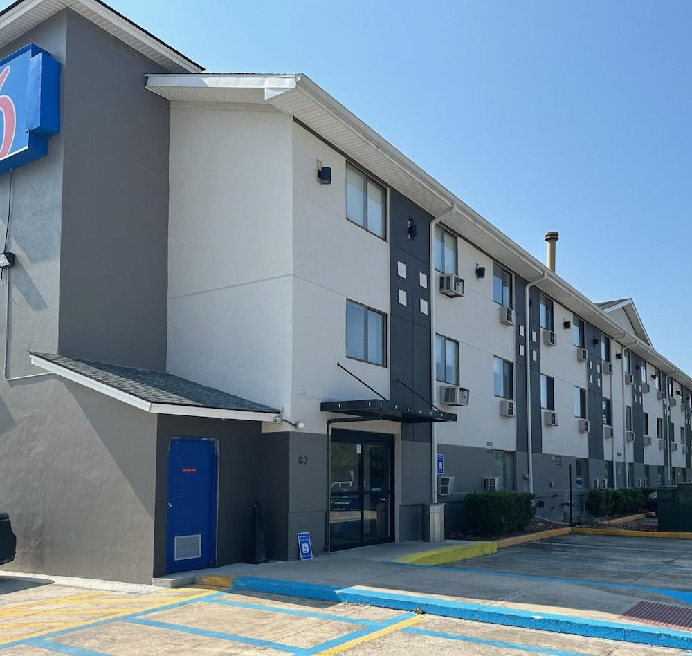 Kingsland Vacations - Motel 6 Kingsland, GA - Kings Bay Naval Base - Property Image 1