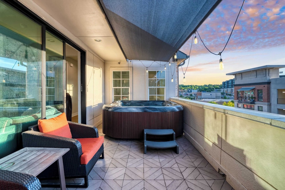 Town Lake Townhouse Hot Tub, Game Room & Skyline Views