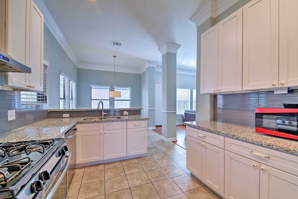 Spacious Houston Home ~ 16 Mi to NRG Stadium! view 4