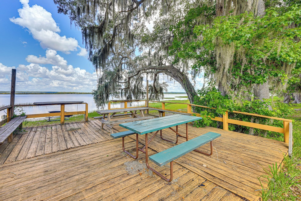 Steps to Lake Kerr: Home w/ Pool & Hot Tub Access!