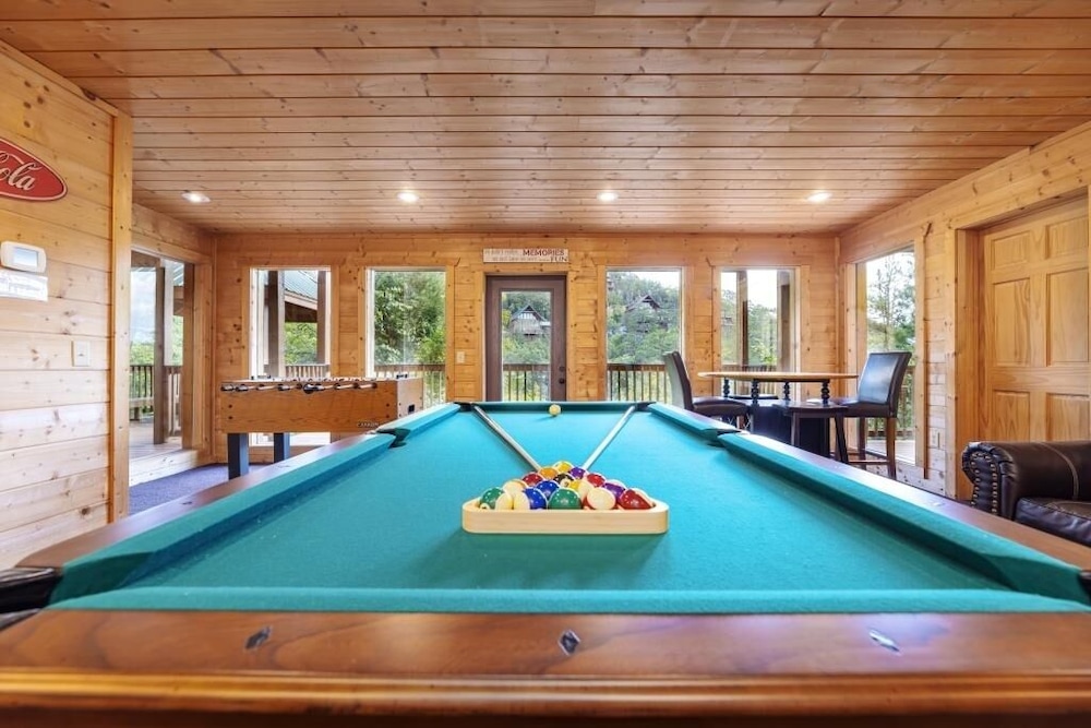 Valley View-tiful - 5 Bedrooms, 5 Baths, Sleeps 18 Home by RedAwning