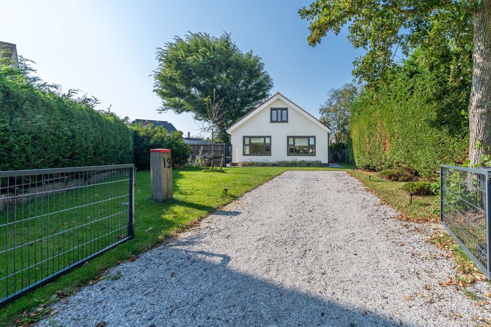 Spacious 6-person Holiday Home Near De Koog