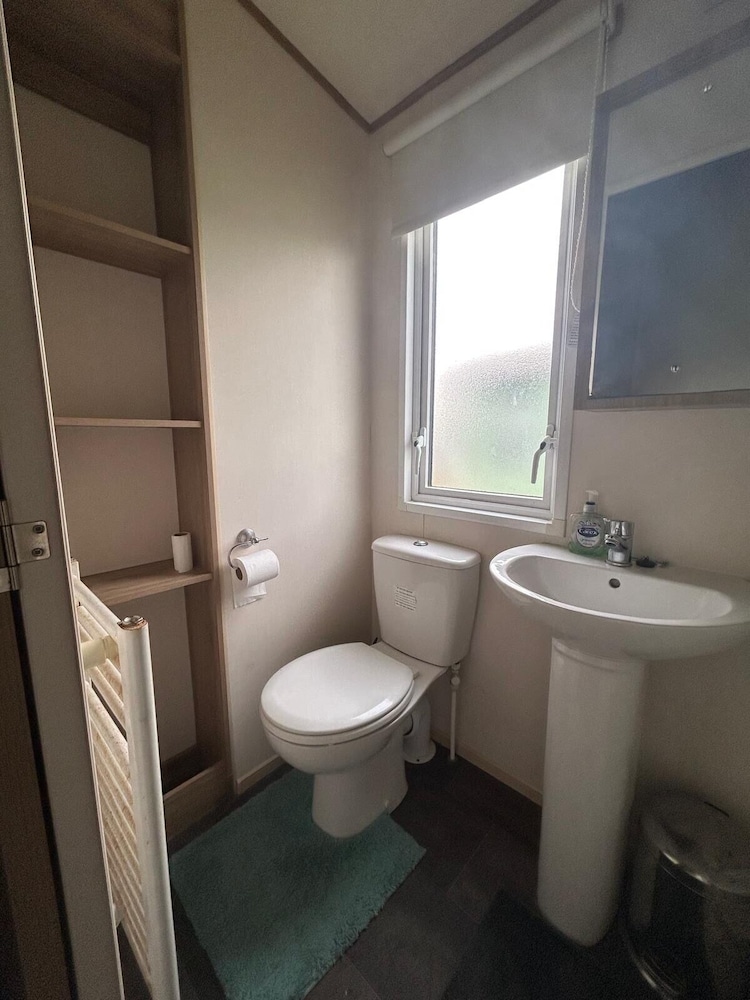 Familycaravan-seaview-garden-ensuite-nearbeach
