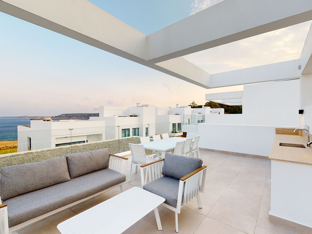 Sanders Konnos Bay Cleo - Amazing 4-bedroom Villa With a Side Sea View