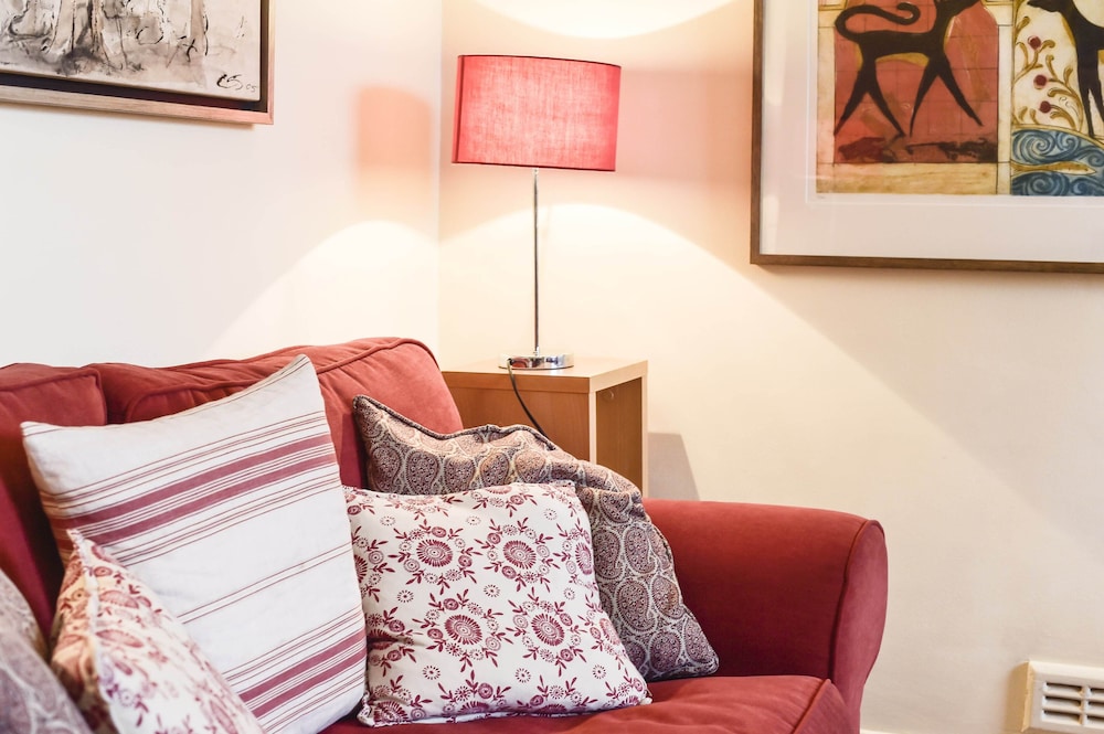 Smart 2 bedroom flat near Pimlico Tube