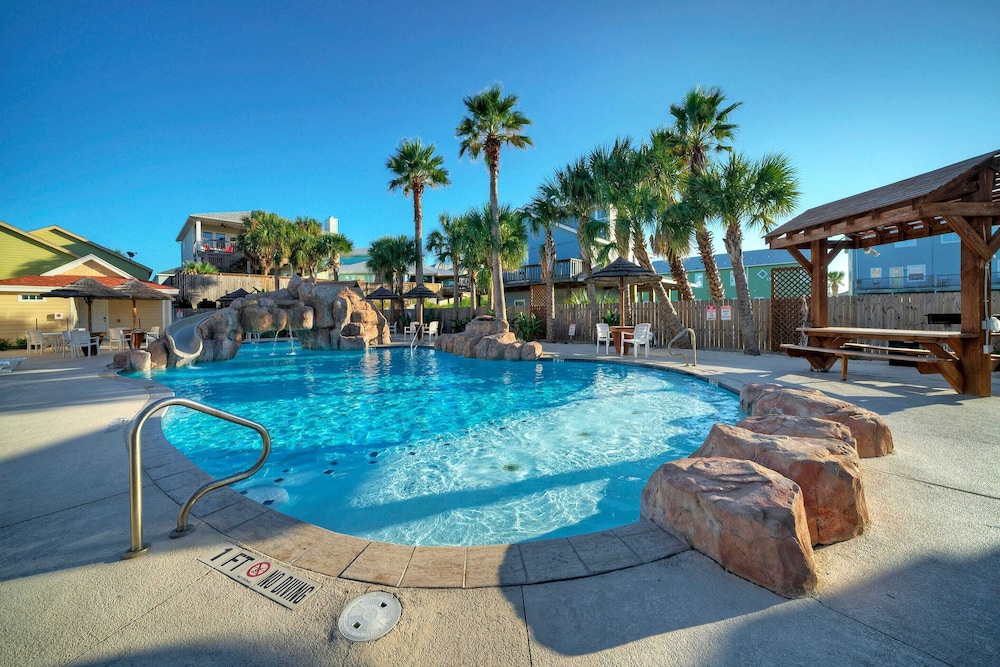 Sleeps 29, 3 Homes Beachside Resort Pool, Walk to the Beach