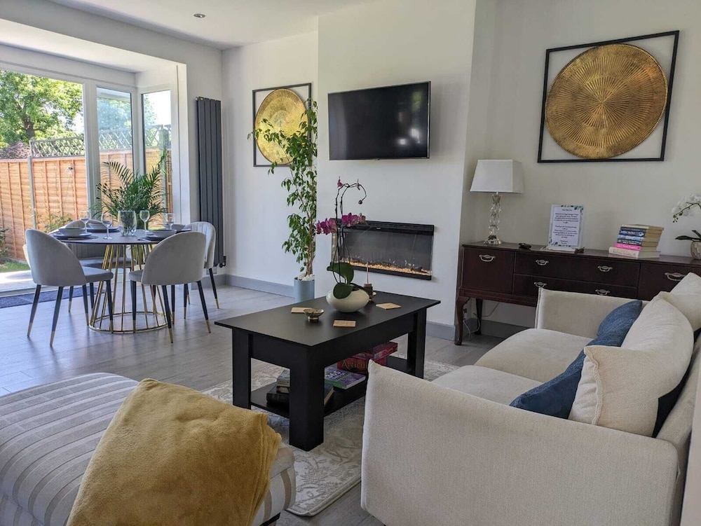 Cozy Cottage Stay - Modern, Cozy, Close to London view 4