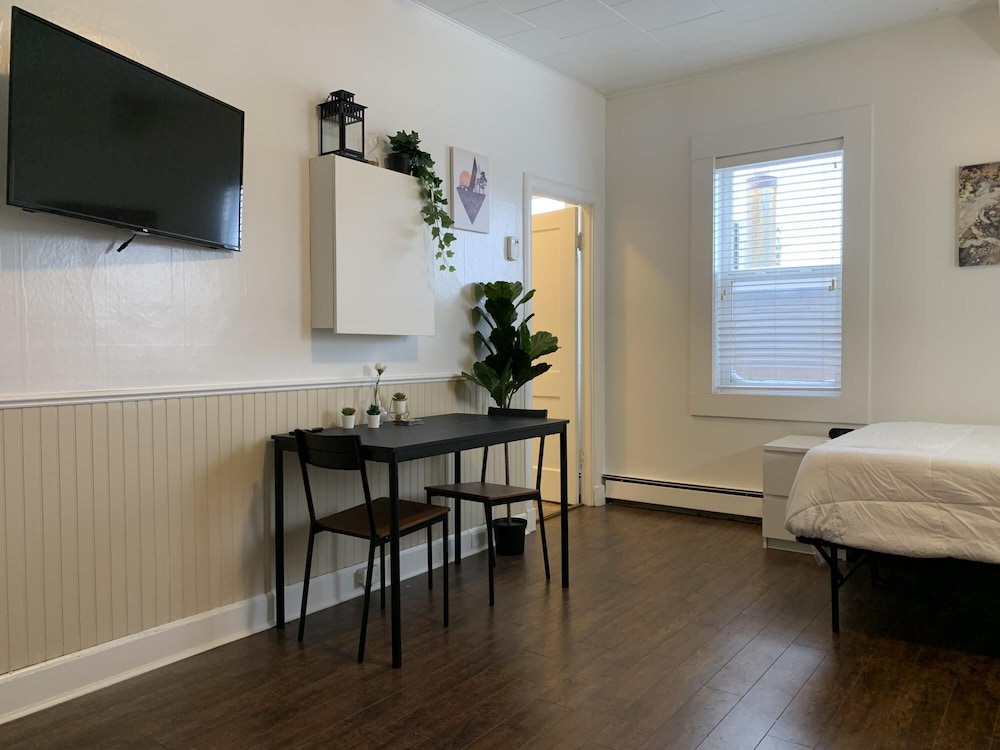 Cozy Bachelor Condo Downtown Wifi Smart TV