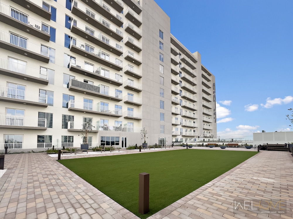 WelHome - Breathtaking View 1BR Apt in Damac Hills 2