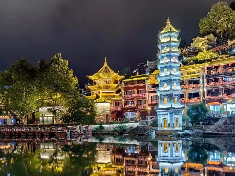 Fenghuang Oldtown Fuyuan Riverside Hotel